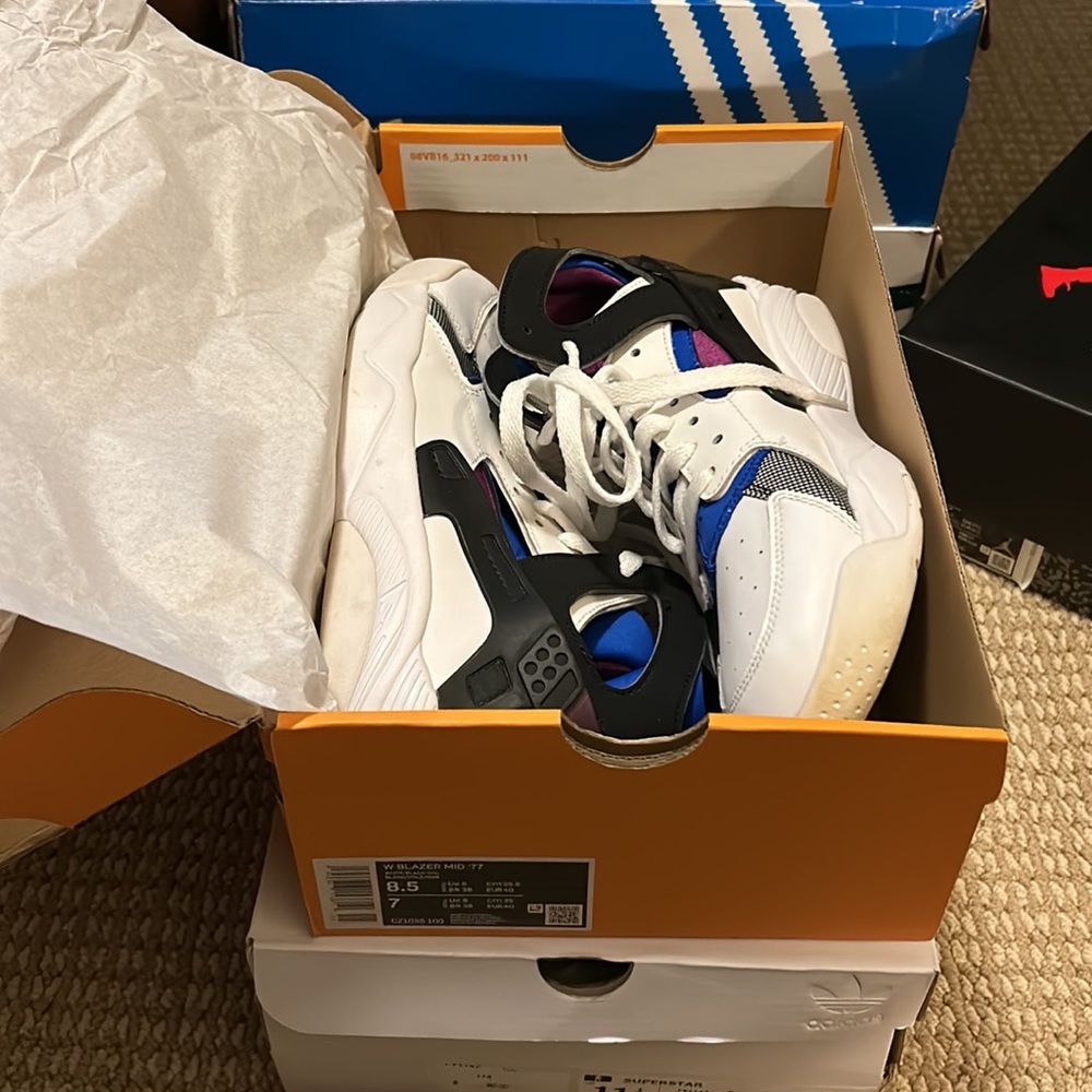 Woman’s Nike Huarache Size 6.5